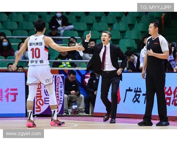 广州篮球队战术选择引发热议球迷与专家观点大碰撞